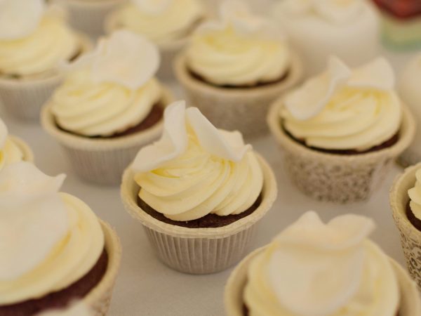 Delicious cupcakes with creamy vanilla frosting, perfect for weddings or celebrations.